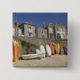 Chapa Cuadrada Kayaks y botes amontonados contra el malecón