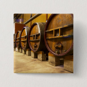 Chapa Cuadrada La bodega de la bodega con grandes y viejas barric