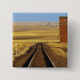 Chapa Cuadrada Las vías ferroviarias conducen a un viejo granero