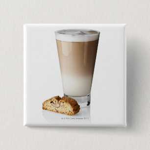 Chapa Cuadrada Latte de Caffe con biscotti, en el fondo blanco,
