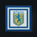 Chapa Cuadrada León de Judá Emblema Jerusalén Hebreo<br><div class="desc">Botón cuadrado con una imagen de un León azul y amarillo del emblema de Judah sobre blanco con bordes azul claro y azul oscuro y "Jerusalén" en hebreo con letras azules encima. Vea el encanto cuadrado coincidente, gran cadena de teclas metalizado de primera calidad, cadena de teclas acrílicas cuadradas de...</div>