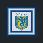 Chapa Cuadrada León de Judá Emblema Jerusalén Hebreo<br><div class="desc">Botón cuadrado con una imagen de un León azul y amarillo del emblema de Judah sobre blanco con bordes azul claro y azul oscuro y "Jerusalén" en hebreo con letras azules encima. Vea el encanto cuadrado coincidente, gran cadena de teclas metalizado de primera calidad, cadena de teclas acrílicas cuadradas de...</div>