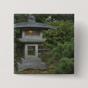 Chapa Cuadrada Linterna de piedra iluminada en un jardín japonés
