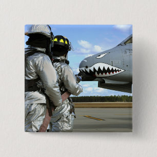 Chapa Cuadrada Los bomberos despliegan una manguera de bomberos