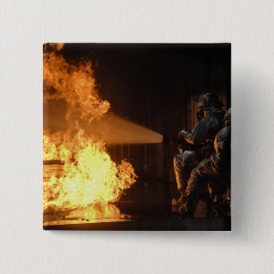 Chapa Cuadrada Los bomberos extinguen un abeto simulado de la