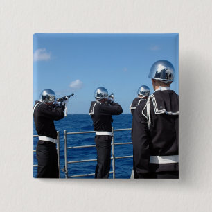 Chapa Cuadrada Los marineros encienden un saludo de arma durante