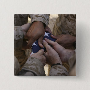 Chapa Cuadrada Los marines doblan una bandera estadounidense