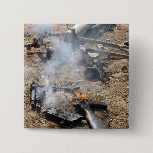 Chapa Cuadrada Los pedazos de armas enemigas presentan para