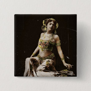 Chapa Cuadrada Mata Hari con traje de harem