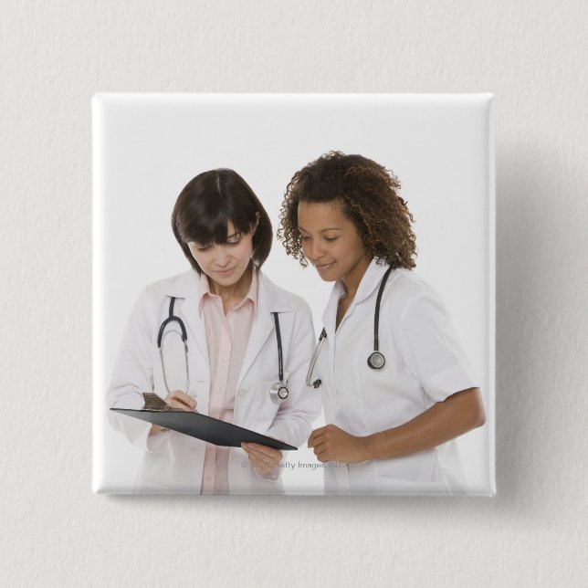 Chapa Cuadrada Médicas mirando el portapapeles (Anverso)