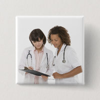 Médicas mirando el portapapeles