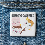 Chapa Cuadrada Meme del malvavisco de calorías en llamas<br><div class="desc">Botón Meme de calorías en llamas - Este impresionante botón tiene tres pequeños tostados de malvaviscos. Garantizado para captar la atención de todos. Quemar calorías en la fogata nunca fue tan bueno. Haz de alguien un camper feliz con esta opción de regalo "sweeeet". No hay necesidad de ser "mago-dramático". Este...</div>