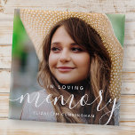 Chapa Cuadrada Memorial en memoria de amor moderno elegante foto<br><div class="desc">Este diseño sencillo y clásico se compone de tipografía de hierro y cursiva y añade una foto personalizado.</div>