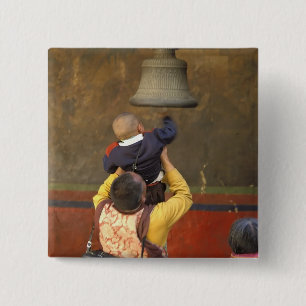 Chapa Cuadrada Monje budista tibetano levantando a un niño para 