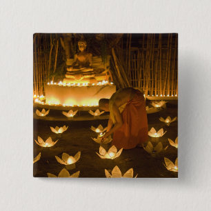 Chapa Cuadrada Monjes encendiendo velas khom loy y linternas para