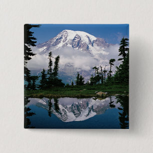 Chapa Cuadrada Monte Rainier reflejado en un tarn de montaña
