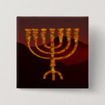 Chapa Cuadrada Moshe es Menorah<br><div class="desc">En la Torá Moshe Rabbenu se le dice: "Harás una Menora de oro puro, golpeada, la Menora será hecha, su base, su rama, sus goballes, sus pechos y sus flores serán martilladas de ella", y más tarde, "Mira, y construye, según su forma que te enseñan en la montaña". 25:40]. Rashi...</div>