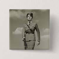 Mujer joven en marchar militar en tejado