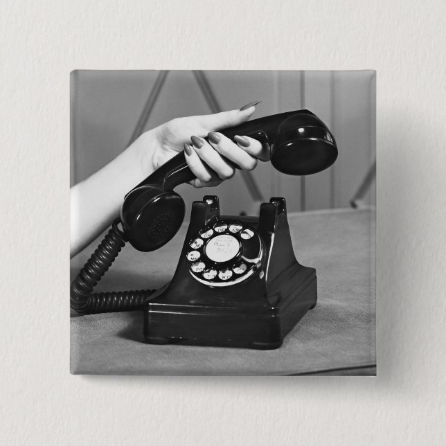 Chapa Cuadrada Mujer que coge el teléfono cercano para arriba de (Anverso)