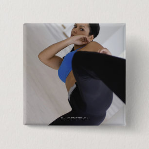 Chapa Cuadrada Mujer que realiza artes marciales