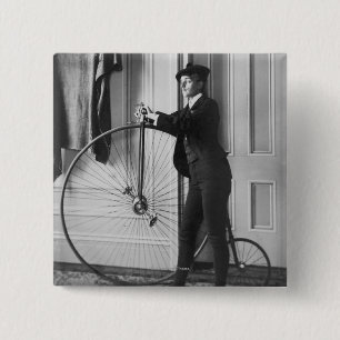 Chapa Cuadrada Mujer vestida como hombre con la bicicleta