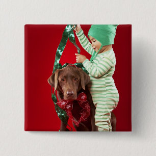 Chapa Cuadrada Niño pequeño que adorna un perro