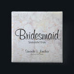 Chapa Cuadrada Nombre de la dama de honor de la Boda White Peonie<br><div class="desc">Este hermoso botón de identificación es perfecto para identificar a los miembros clave de la fiesta de boda en la ducha de novia, la cena de ensayo o la recepción de boda. Presenta letras de escritura negras modernas sobre el fondo de reflejar flores y corazones de peones blancos. El texto...</div>
