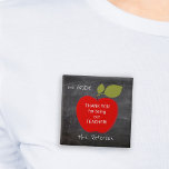 Chapa Cuadrada Nombre del profesor | La pizarra de manzanas rojas<br><div class="desc">Una gran manzana roja y tu personalizado envía un texto en el interior sobre un fondo de pizarra escolar. ¡Personalízalo con el nombre y grado de tu profesor! Podría ser un lindo y atento regalo de agradecimiento para su profesor el día de aprecio o cuando regresa a la escuela.</div>