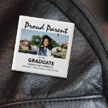 Chapa Cuadrada Orgulloso Padre Del Graduado | Foto<br><div class="desc">Moderno y orgulloso padre del botón de graduación, con una foto y un texto de plantilla que dice 'ORGULLOSO PADRE DEL GRADUADO SU NOMBRE, ESCUELA/COLEGIO Y CLASE DE'. Se editan fácilmente y se pueden personalizar para decir, mamá, papá, tía, tío, abuela y más. Además, todos los estilos de fuente, tamaños...</div>