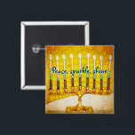 Chapa Cuadrada Oro Amarillo Hanukkah Menorah Peace Sparkine Shine<br><div class="desc">"Paz, brillo, brillo". Una foto de primer plano de una menorah artística brillante, colorida, amarilla y dorada te ayuda a inaugurar la festividad de Hanukkah con estilo. Siente el calor y la alegría de la temporada de vacaciones cada vez que usas este colorido botón de moda Hanukkah. En mi colección...</div>
