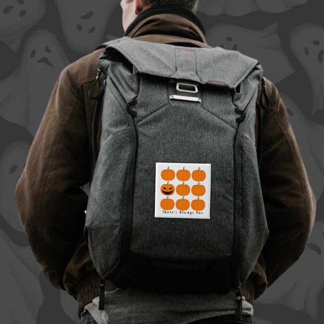 Chapa Cuadrada Parche de calabaza Odd One Out (This item is for display purposes only to illustrate the design element. )