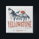 Chapa Cuadrada Parque nacional Yellowstone Montañas Wolf<br><div class="desc">Diseño vintage Yellowstone US National Park Wolf, Mountains & Adventure. Gran diseño de prendas de vestir para personas que aman el acampada al aire libre, el camper, el senderismo, el viaje por carretera, el viaje familiar, el viaje de verano. El lugar perfecto para usar mientras planea un viaje por la...</div>