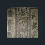 Chapa Cuadrada Pavimento de mosaico del chalet romano en el punto<br><div class="desc">Pavimento de mosaico romano del chalet romano en el jamón bajo, ilustrando la historia de Dido y de Aeneas de Aeneid de Virgil, c.350 ANUNCIO situado en el museo del condado de Somerset, castillo de Taunton, Reino Unido. El pavimento de mosaico del chalet romano en el jamón bajo, ilustrando la...</div>