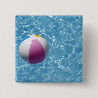 Pelota de playa en piscina