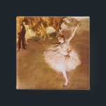 Chapa Cuadrada Pintura estelar de bailarina de ballet Degas<br><div class="desc">Obra maestra Pintura Degas - Esta imagen de bailarina de ballet se basa en la famosa pintura de bailarina Degas, llamada "La Estrella", completada en 1878. La estrella muestra a una hermosa bailarina de ballet en el escenario, usando un tutu rosado. La bailarina de ballet Star fue representada en pastel...</div>