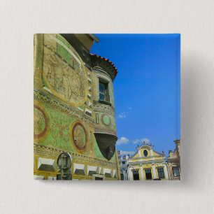 Chapa Cuadrada Plaza del casco antiguo rodeada de casas del siglo