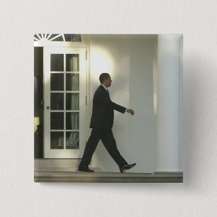 Chapa Cuadrada Presidente Barack sumido en sus pensamientos mient