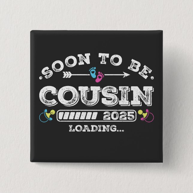 Chapa Cuadrada Próximamente Primo 2025 Cargando Plaza (Anverso)