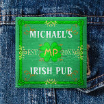 Chapa Cuadrada Pub irlandés crea tu propio verde personalizado<br><div class="desc">Crea tu propio diseño de botón de barra de casa de pub irlandés personalizado usando esta plantilla. El diseño es de madera verde y antiguo, con abundancia de tonos verdes, blancos, naranjas y dorados. También hay cinco rocas de champú/trébol en el diseño. Puede ser personalizado con su propio nombre, iniciales...</div>