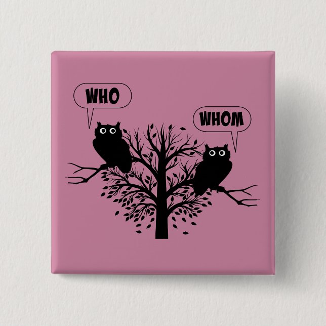 Chapa Cuadrada Quién debe gramática al humor estilo inglés (Anverso)