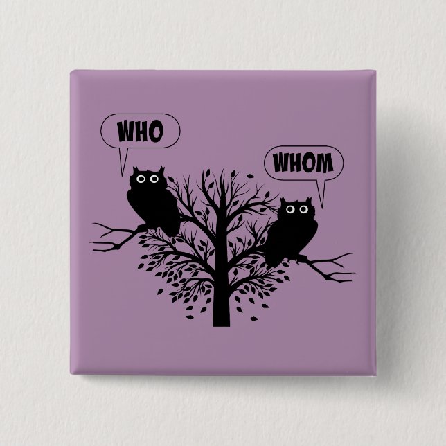 Chapa Cuadrada Quién debe gramática al humor estilo inglés (Anverso)