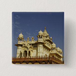 Chapa Cuadrada Rajasthan, India Una mujer de pie en un templo ant