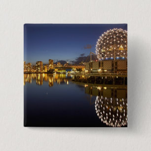 Chapa Cuadrada Science World y CBD reflejados en False Creek,