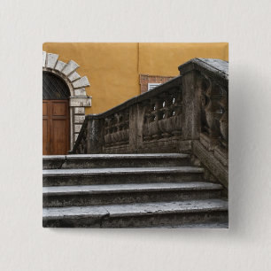 Chapa Cuadrada Siena, Toscana, Italia - Vista en ángulo bajo de