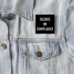 Chapa Cuadrada SILENCIO = CUMPLIMIENTO Protesta política blanco n<br><div class="desc">Alentar a la gente a protestar contra los comentarios racistas y xenófobos con el botón "SILENCIO = CUMPLIMIENTO" en negrita y blanco sobre fondo negro. Para obtener un color de fondo diferente, haga clic en "Personalizar" y seleccione un color de fondo en la barra lateral. Haga clic en "Listo" y...</div>