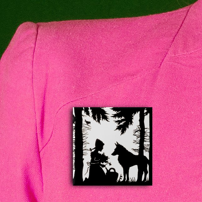 Chapa Cuadrada Silueta negra Red Riding Hood Wolf Woods (Black and white Little Red Riding hood kneeling in woods wolf on pin back button.)