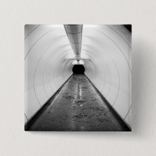 Chapa Cuadrada Singapur. Un túnel peatonal iluminado en