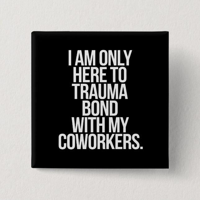 Chapa Cuadrada Solo Estoy Aquí Para El Trauma Bond Con Mis Trabaj (Anverso)