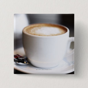 Chapa Cuadrada taza de café con leche sobre la mesa, cierre