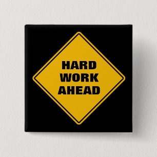 Chapa Cuadrada Trabajo duro amarillo por delante de la señal de c